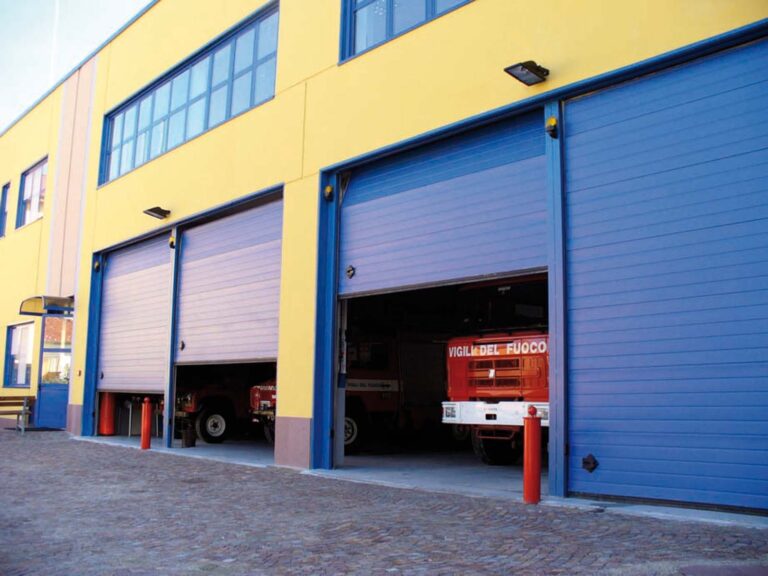 Portone-sezionale-industriale-DOCK-Stucco-Blu-RAL-5010-min