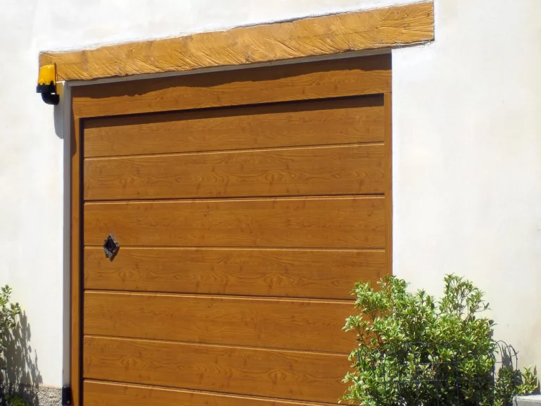 Portone-sezionale-da-garage-CUPIS-Simil-legno-quercia-dorata-MyBOX